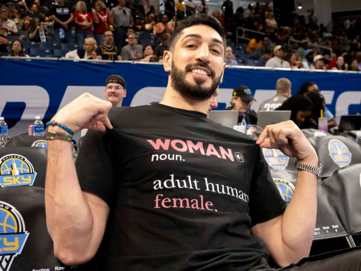 CHICAGO, IL – AUGUST 23: American basketball player Enes Kanter Freedom poses for a photo courtside before the regular season WNBA, Basketball Damen, USA game between the Indiana Fever and the Chicago Sky on August 23, 2026 at the Wintrust Arena in Chicago, Illinois. Photo by Joseph Weiser/Icon Sportswire WNBA: AUG 23 Indiana Fever at Chicago Sky EDITORIAL USE ONLY Icon260823022 ©IMAGO/Icon Sportswire