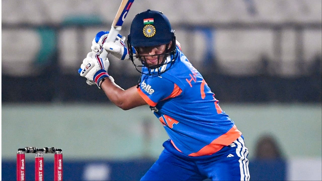 हरमनप्रीत कौर ने इंग्लैंड के खिलाफ T20 सीरीज के आखिरी मुकाबले में सूजी बेट्स का रिकॉर्ड तोड़ा. हरमनप्रीत कौर ने अब 368 इंटरनेशनल मैच खेल लिए हैं, जिसमें 7 टेस्ट, 164 वनडे और 197 T20I हैं. वहीं सूजी बेट्स ने 367 इंटरनेशनल मैच खेले हैं, जिसमें 184 वनडे और 187 T20I शामिल हैं. (Photo: PTI)