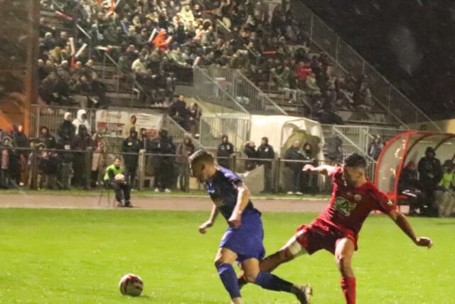 Devant un bon millier de spectateurs, Mézidon n’a pas été en mesure de bousculer la hiérarchie face au FC Rouen 1899 ce samedi 24 octobre 2026. (© Le Pays d'Auge)