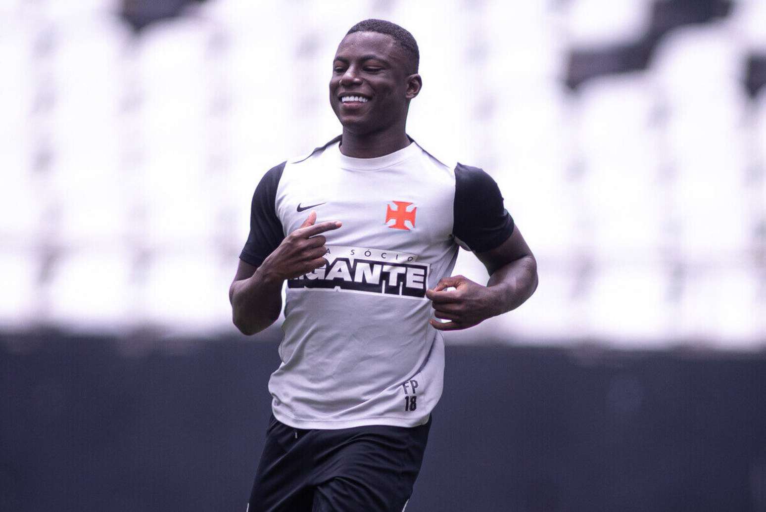 Marino surge sorridente em treino do Vasco no Nilton Santos, palco do clássico –