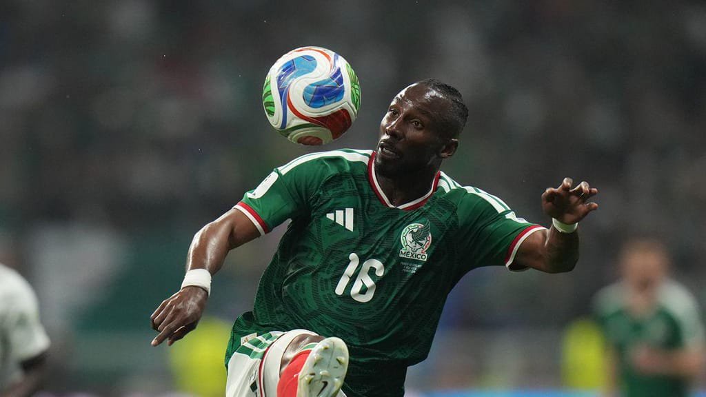 Julián Quiñones no México (FOTO: AP Photo/Eduardo Verdugo)