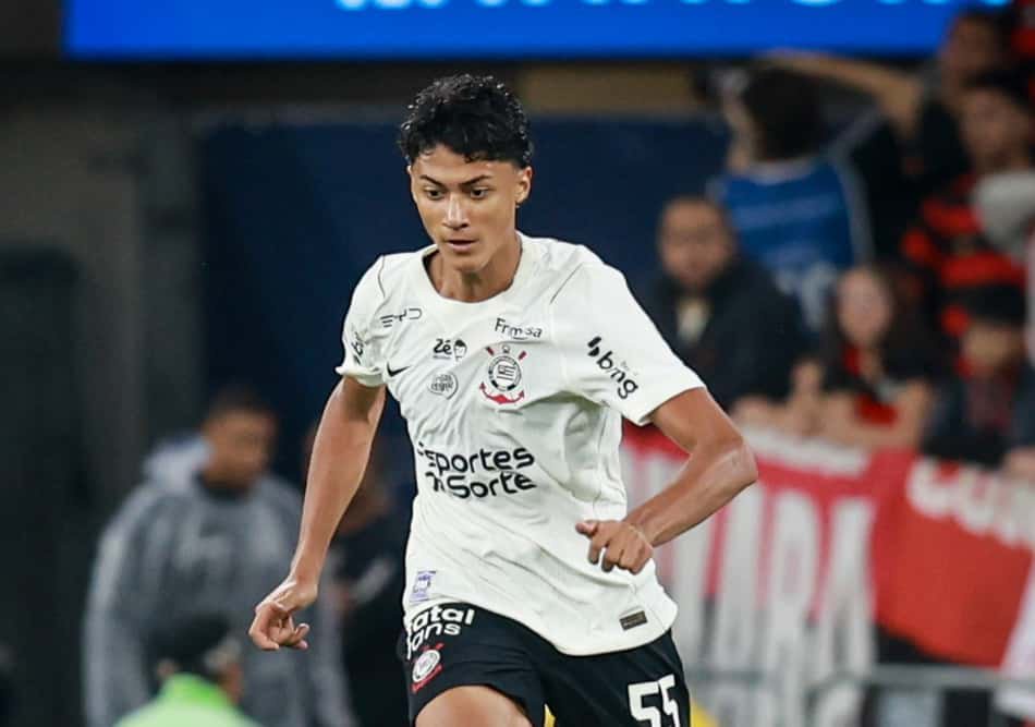 Iago Machado em campo, camisa branca com o número 55, em partida de futebol.