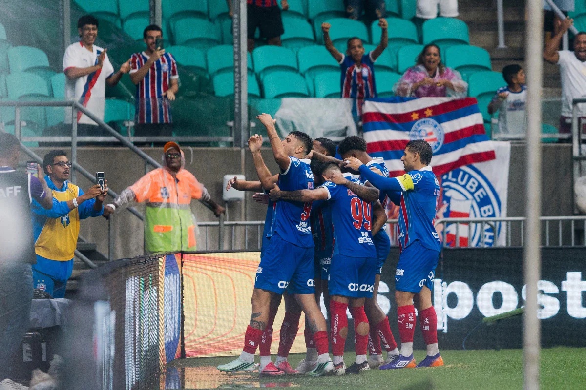 Foto colorida do time do Bahia - Metrópoles