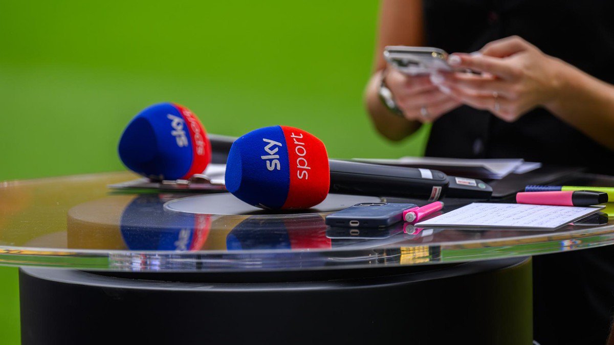 Vier TV-Abos sind ab 2027 nötig: Für Fußballfans könnte es teuer werden.