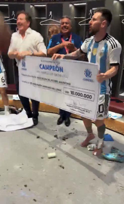 Lionel Messi danse avec un chèque de 10 millions de dollars