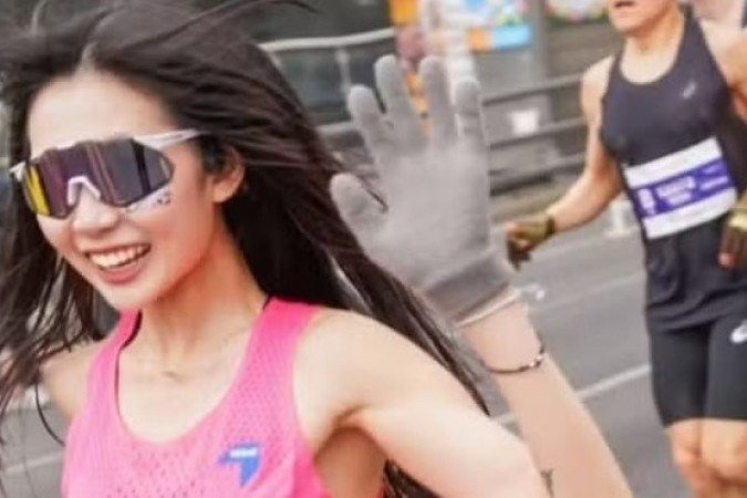 Influenciadora Yoo Ji-won sorri enquanto participa da meia-maratona Seoul Race: morte após passar mal -  (crédito: X/Reprodução)