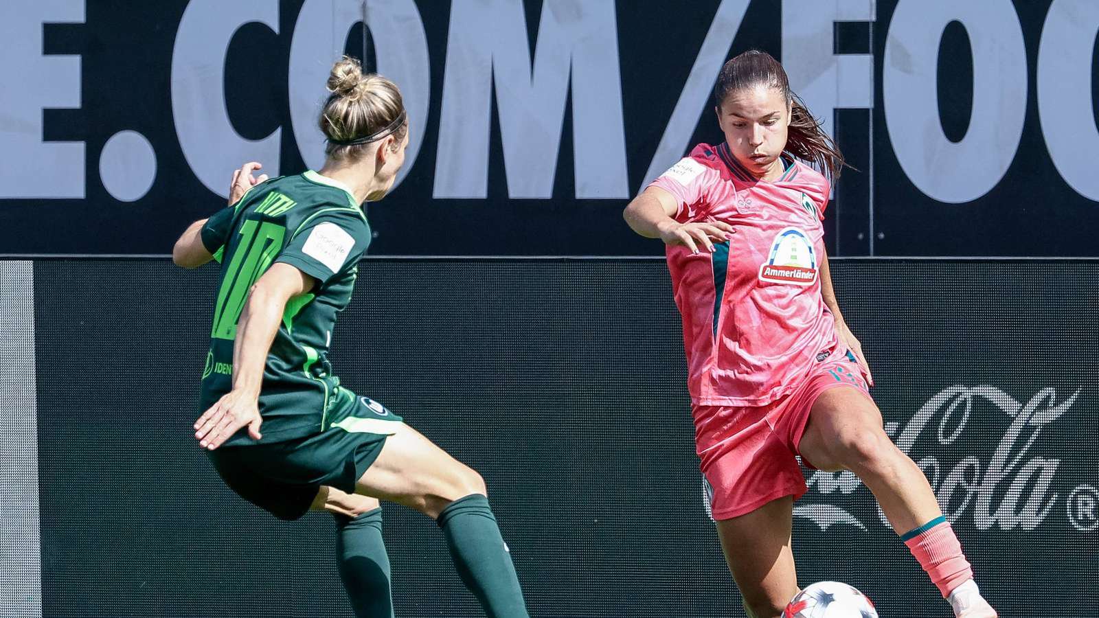 Luna Vanzeir (r.) liefert ein Tor und eine Vorlage für die Frauen des SV Werder Bremen gegen den VfL Wolfsburg - und wird zur „Spielerin des Spiels“ gewählt.
