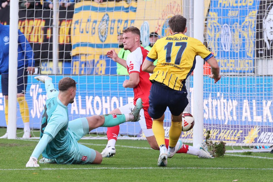 Jonas Arcalean (r.) trifft aus spitzem Winkel zum 1:1.
