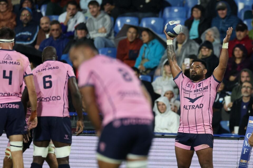 Le lancer, qui va ici être effectué par le Montpelliérain Christopher Tolofua, est un des gestes les plus techniques du rugby et Laurent Albinet a créé une structure métallique pour aider les talonneurs à le travailler.