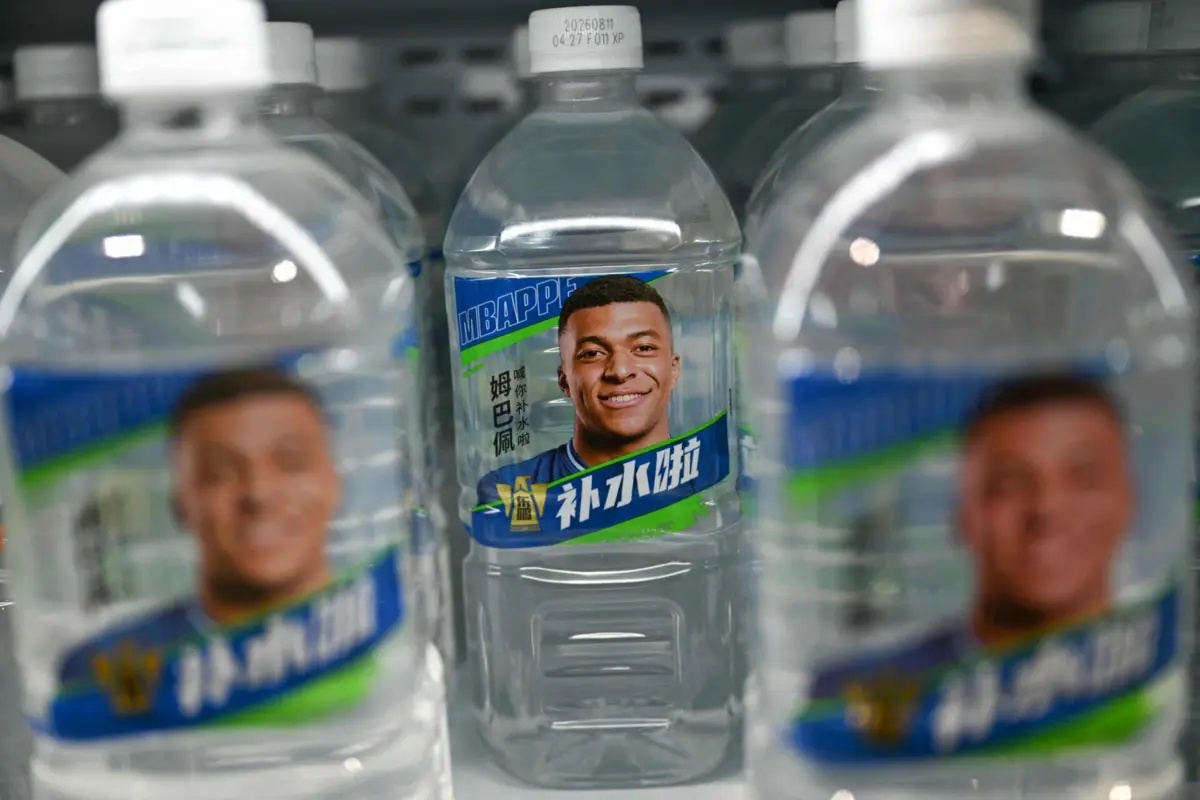 Mbappé numa garrafa de água na China