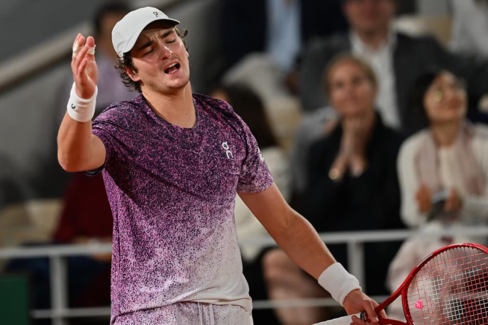 João Fonseca durante o jogo contra Jakub Mensik nas quartas de final de Roland Garros. (Foto: Emma Da Silva)
