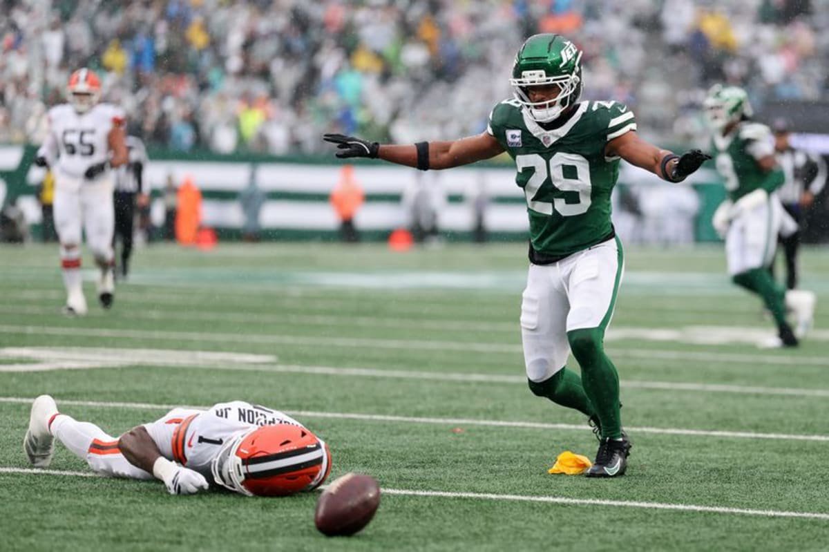 Minkah Fitzpatrick #29 of the New York Jets reacts during the first quarter of the game against Kc Concepcion