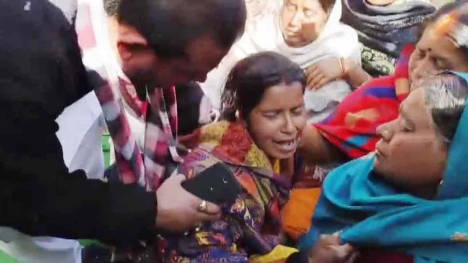 बच्चों की मां का रो-रोकर बुरा हाल (Photo: Screengrab)