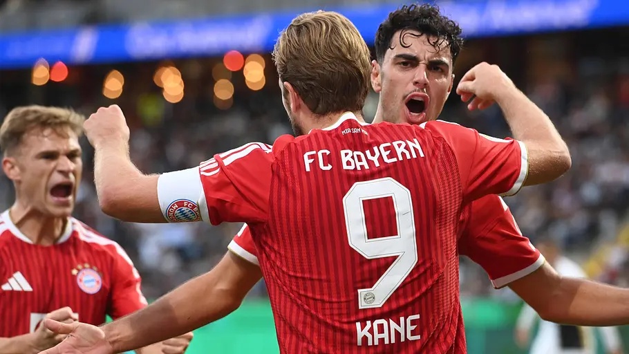 Der FC Bayern jubelt in roten Heimtrikots – Harry Kane, Kimmich und Pavlović
