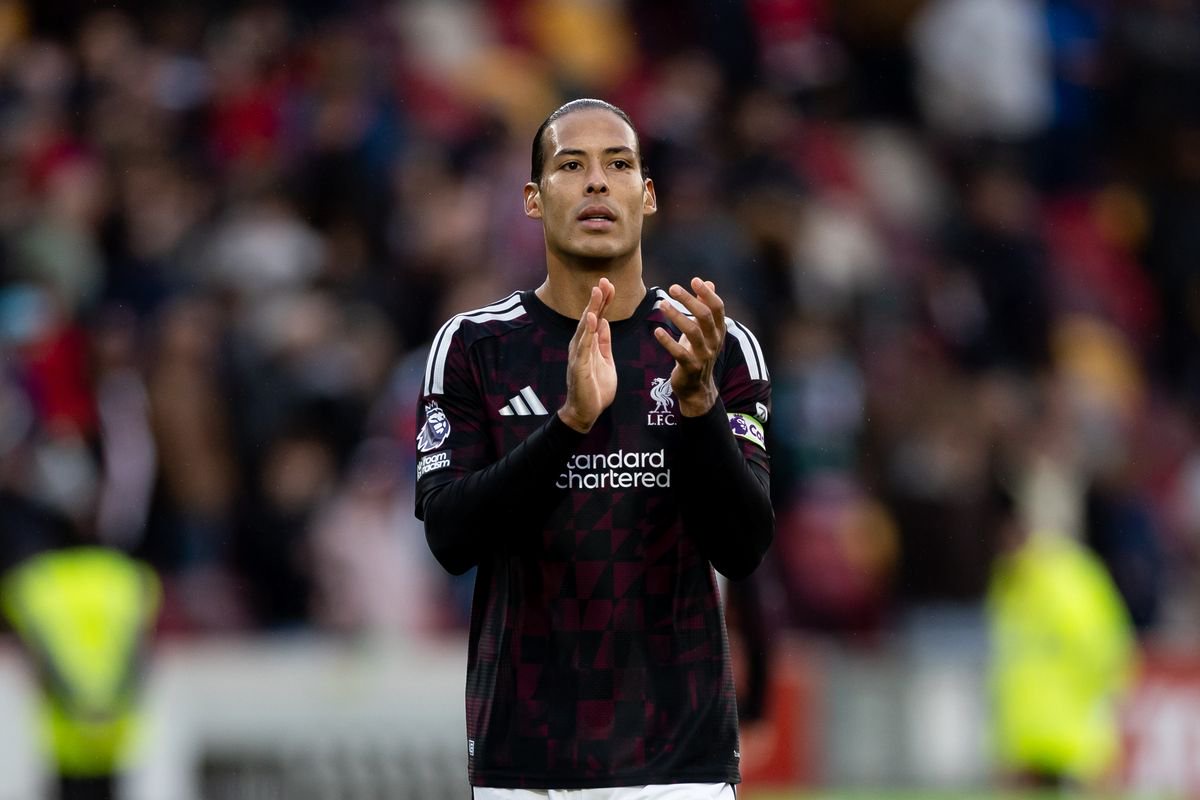 BRENTFORD, ENGLAND - OCTOBER 17: Virgil van Dijk of Liverpool applauds the fans after their sides victory during the Premier League 2026/27 match between Brentford and Liverpool FC at Gtech Community Stadium on October 17, 2026 in Brentford, England. (Photo by Gaspafotos/MB Media/Getty Images)
