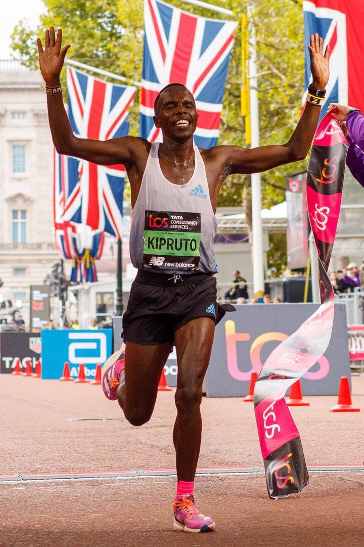 Kenya's Amos Kipruto celebrates after winning the men s elite race at the 2022 London Marathon in London, Britain on October 2, 2022.