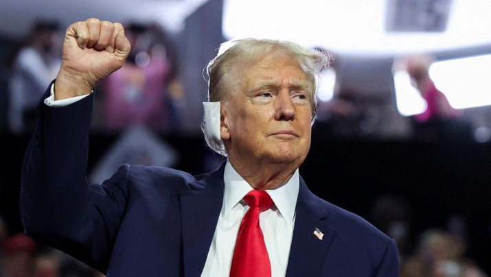 Calon presiden dari Partai Republik dan mantan Presiden AS Donald Trump mengacungkan tinjunya pada Hari 1 Konvensi Nasional Partai Republik (RNC) di Fiserv Forum di Milwaukee, Wisconsin, AS, 15 Juli 2024. (REUTERS/Andrew Kelly)