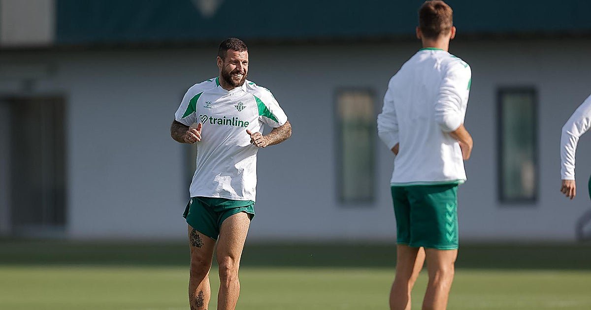 Real Betis includes Aitor in squad to face Feyenoord