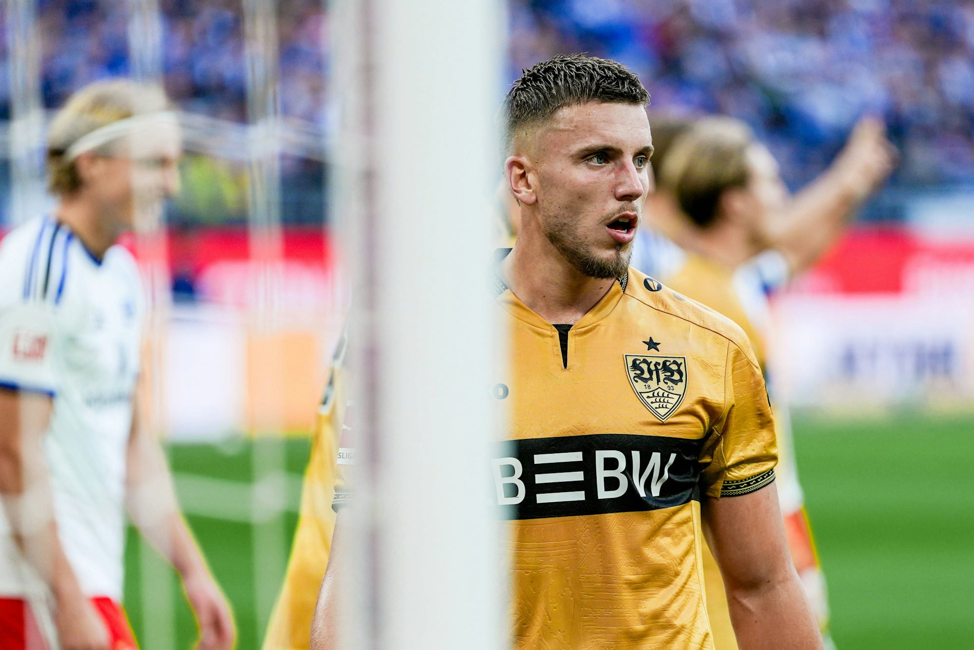 Ermedin Demirovic kommt gegen den HSV frei und freier zum Kopfball. Hätte er die Chancen genutzt, hätte der VfB wohl gewonnen.