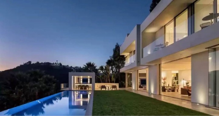 Trevor Noah’s house has a large infinity pool and plenty of outdoor space to host guests. Photo: realtor.com