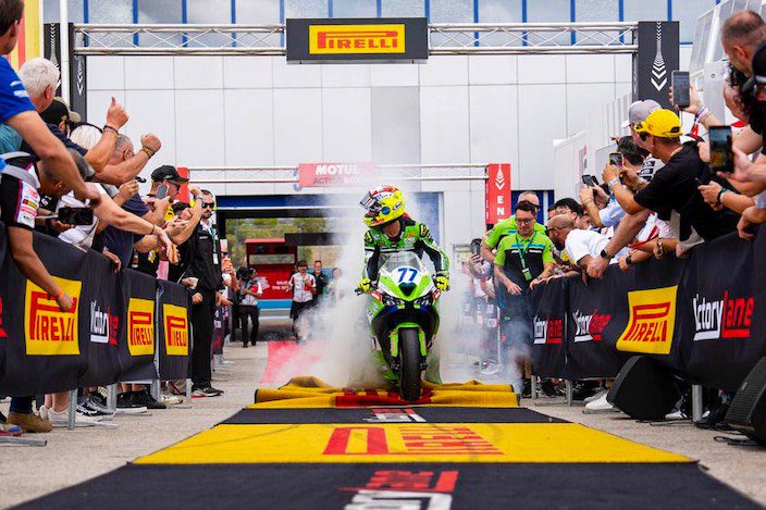 Die Freude ist gross: Dominique Aegerter und sein Team feiern beim Saisonfinale in Jerez den zweiten Platz des Berner Motorradrennfahrers und den Doppelsieg des Kawasaki-Teams.