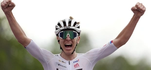 Pogačar takes victory and the leader’s pink jersey at end of second stage of Giro d’Italia
