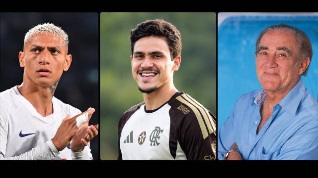 Três homens em close-up: Richarlison com cabelo platinado e camisa branca, aplaudindo; um jogador do Flamengo sorrindo, com barba e camisa preta e dourada; e um homem mais velho de camisa azul, sorrindo
