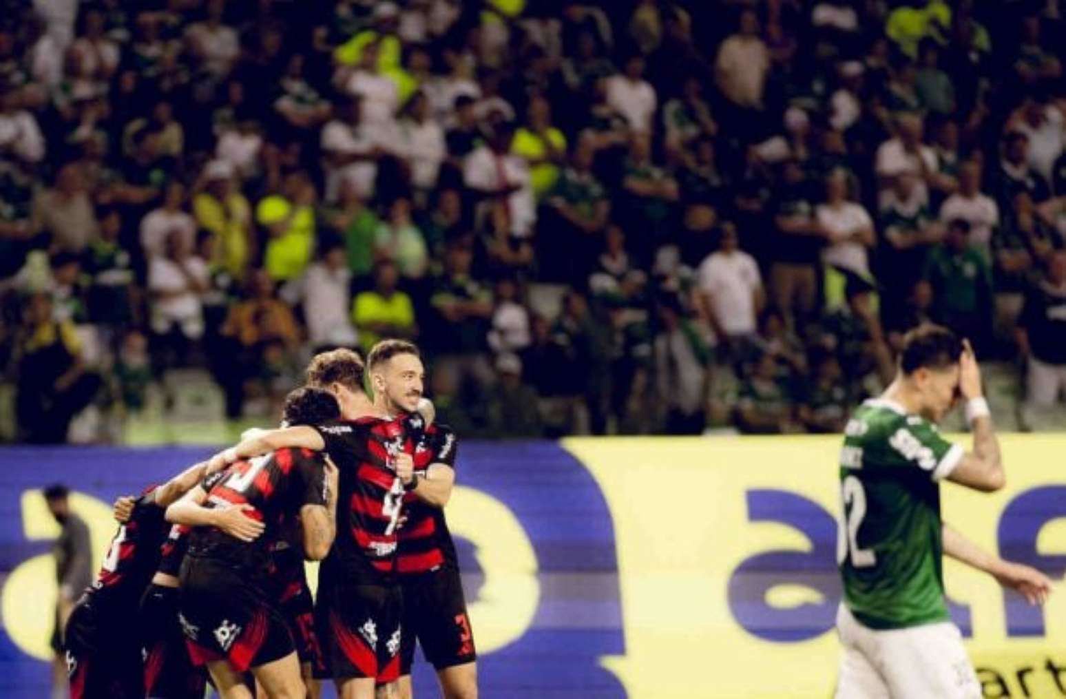 Time do Flamengo faz a festa após gol de Ayrton Lucas, em 2025 –