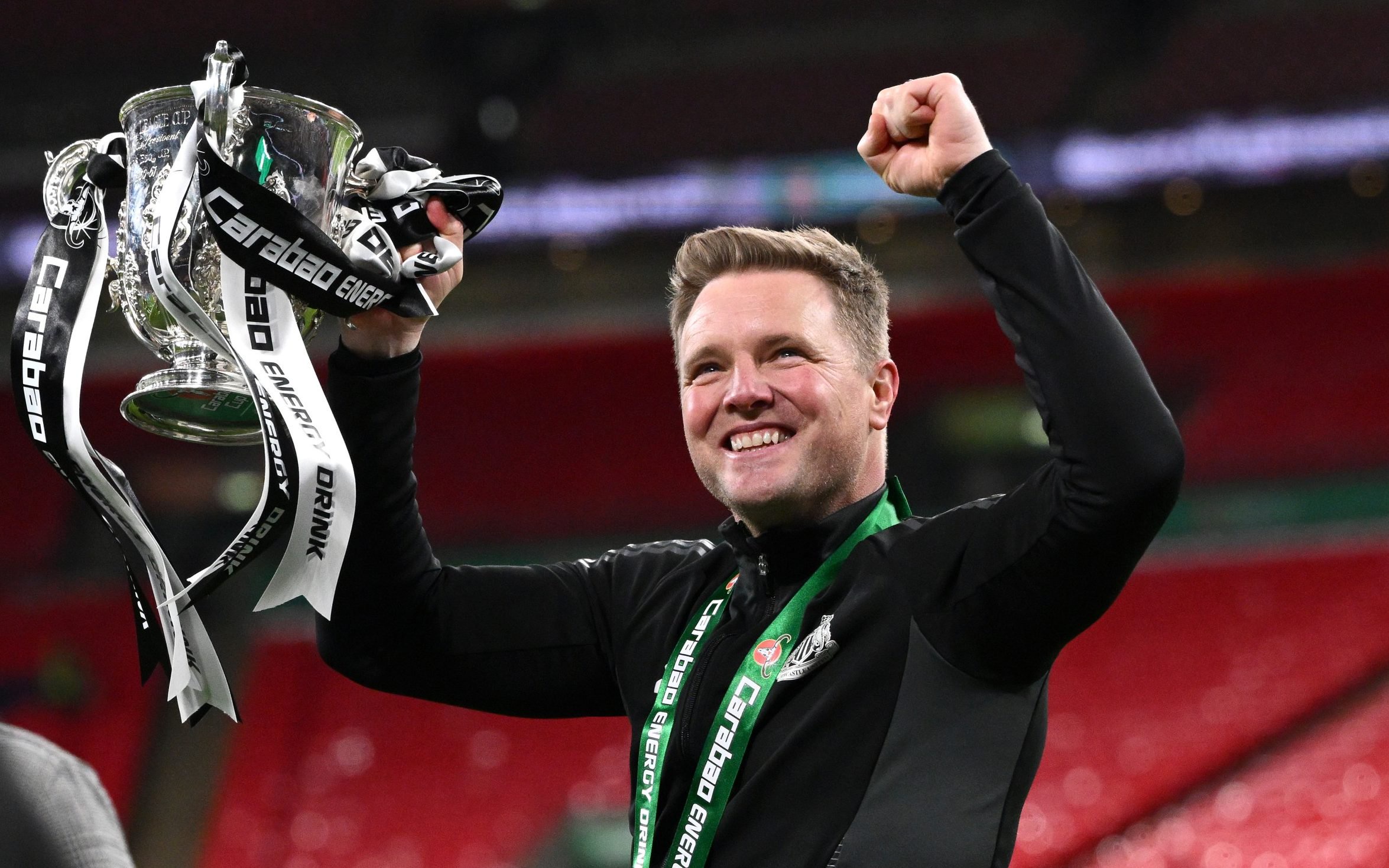 Newcastle United head coach Eddie Howe celebrates with the trophy after the Carabao Cup final between Liverpool and Newcastle United at Wembley Stadium on March 16, 2025
