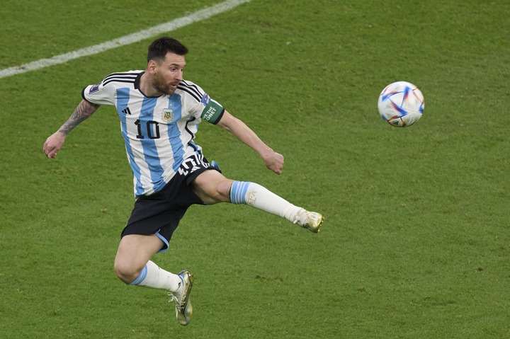 Boxer Alvarez threatens Messi over World Cup jersey 'insult'