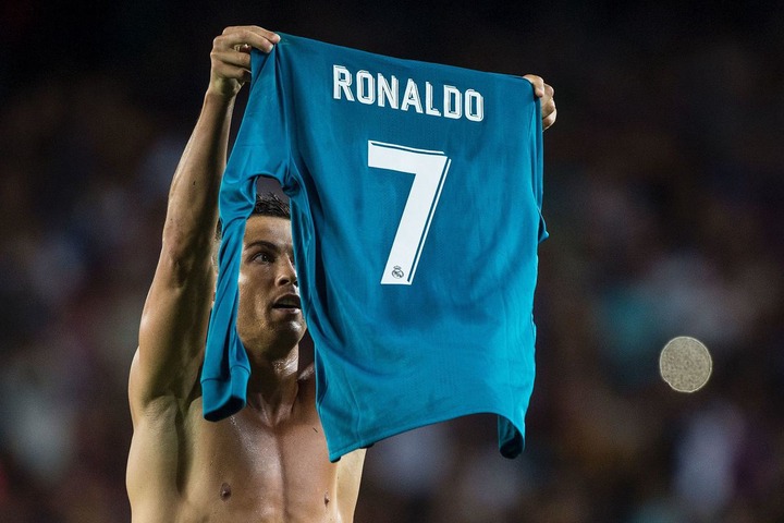 BarçaTimes on Twitter: "Cristiano Ronaldo knew what he was doing. He shows  you the number of Ballon d'Or that Messi will have at the end of the year.  https://t.co/8IVLz3xPOf" / Twitter