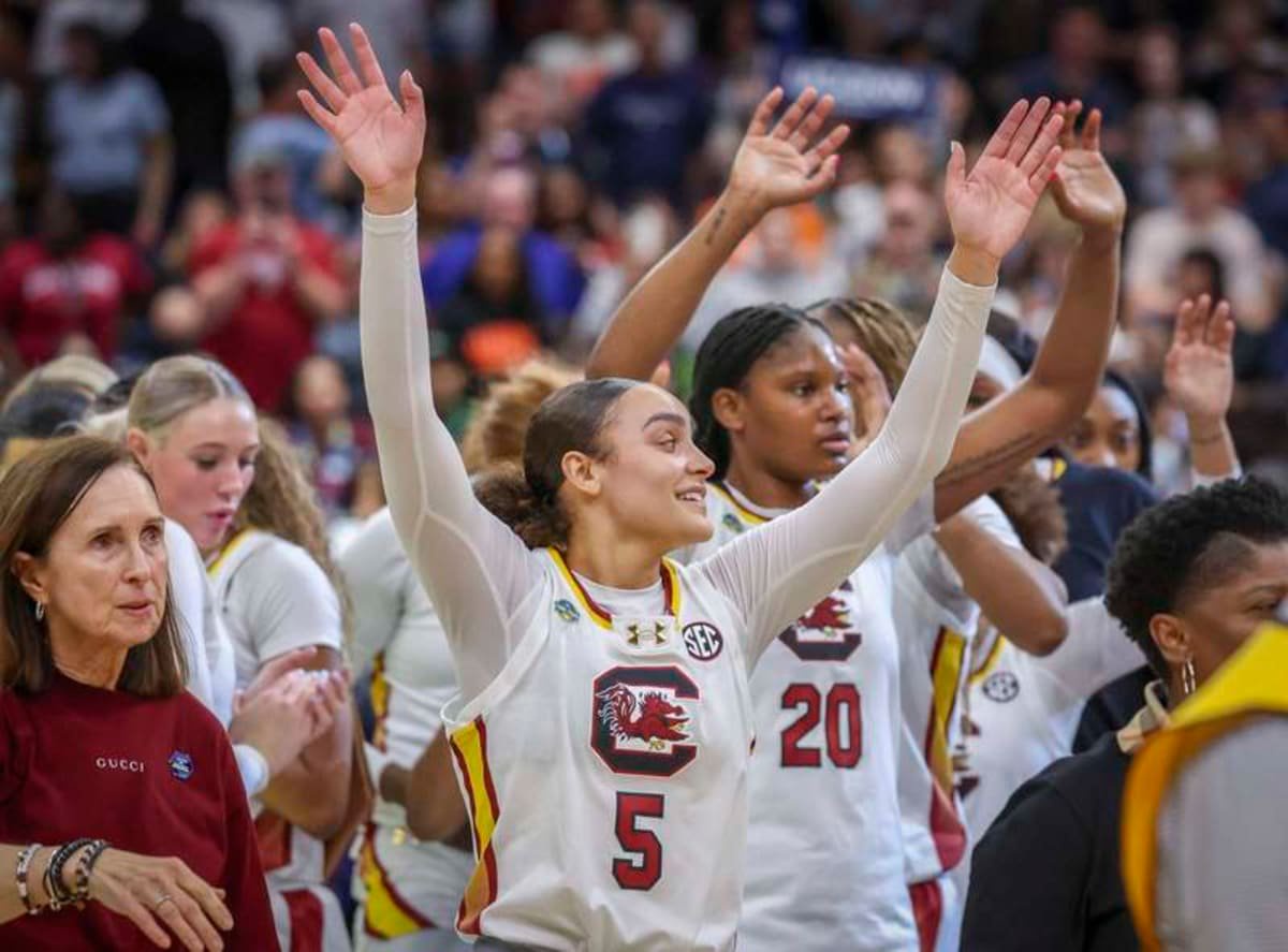 April 4, 2025, Tampa, Florida, USA: South Carolina Gamecocks guard Tessa Johnson 5 and other players celebrate their 74-57 win over Texas Longhorns Friday, April 4, 2025 in Tampa. Tampa USA – ZUMAs70_ 0809370473st Copyright: xDirkxShaddx ©IMAGO/ZUMA Press Wire