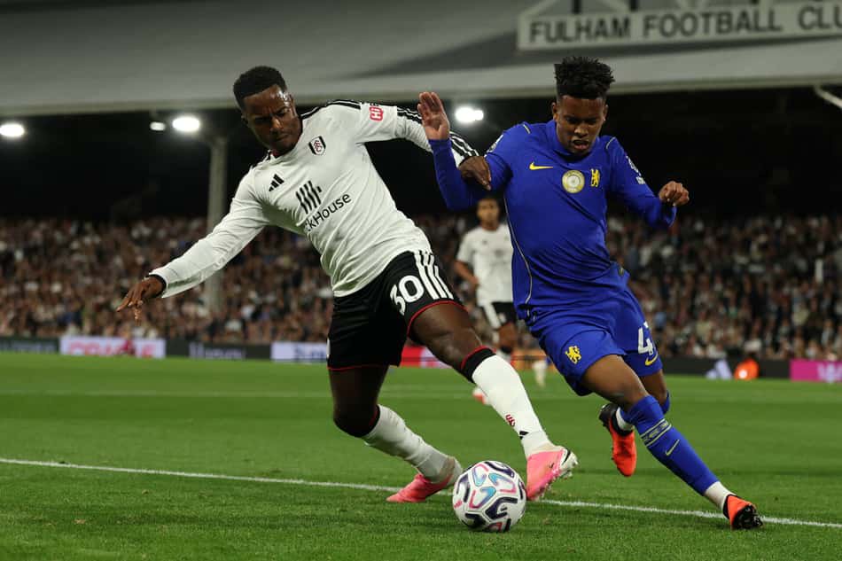 Estêvão disputa a bola com Sessegnon no jogo entre Chelsea e Fulham
