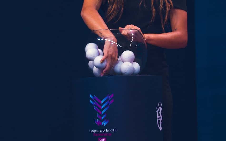 Mão manuseando bolinhas do sorteio da Copa do Brasil Feminina