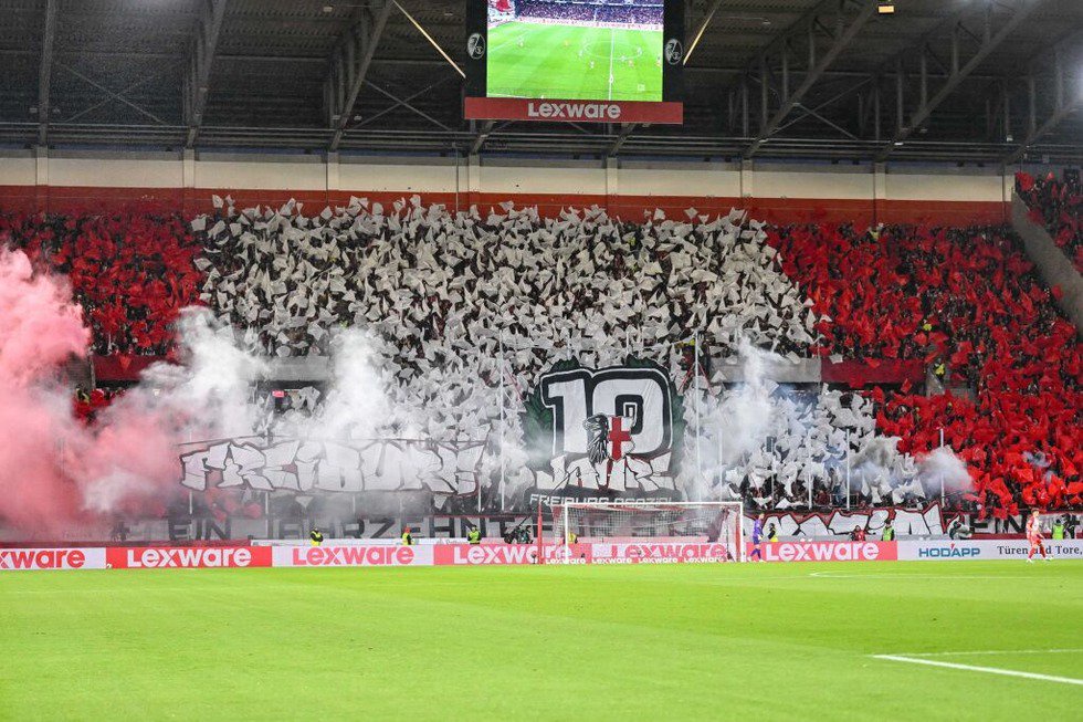 Fans des SC Freiburg mit einer Choreographie.  | Foto: Harry Langer (dpa)