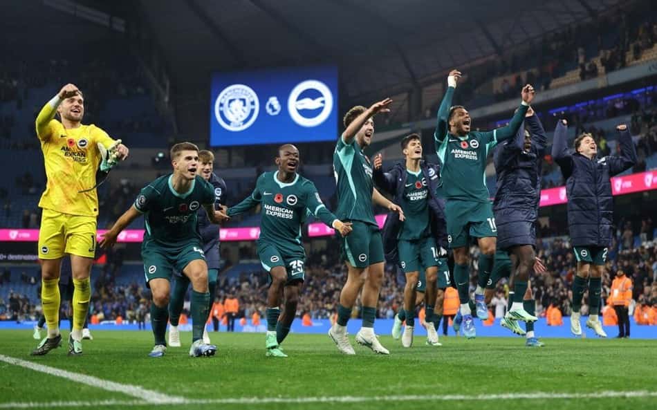 Jogadores do Brighton comemoram vitória sobre o Manchester City