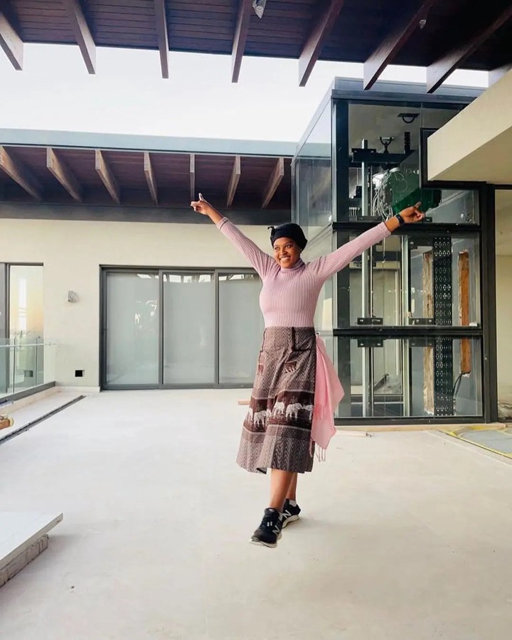Former Isibaya and Abomama actress Asavela Mngqithi shares pictures of her stunning mansion. Image: Instagram/Asavela Mngqithi