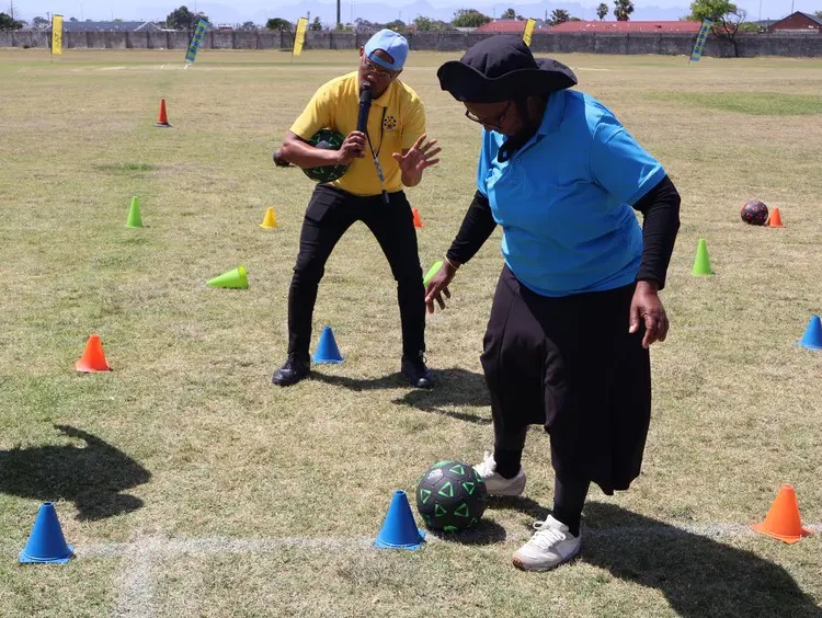 Event MC Ludwe Nkomo encourages one of the participants during the soccer skill game. Photos: Mary-Anne Gontsana/@GroundUp