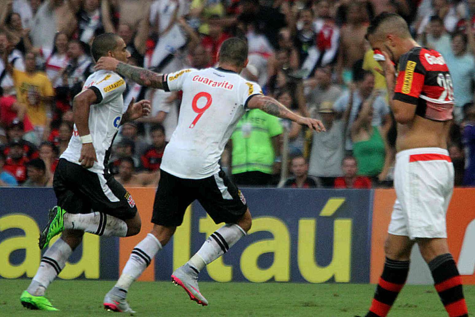 Rodrigo abre o placar na última vitória do Vasco sobre o Flamengo em 2015 –