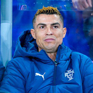 "O Nel Monteiro abandonou". Novo penteado de Ronaldo agita redes sociais  - Cristiano Ronaldo surpreendeu os fãs ao deixar o tom loiro do cabelo e voltar a ser moreno. O seu novo look provocou uma onda de reações nas redes sociais. 