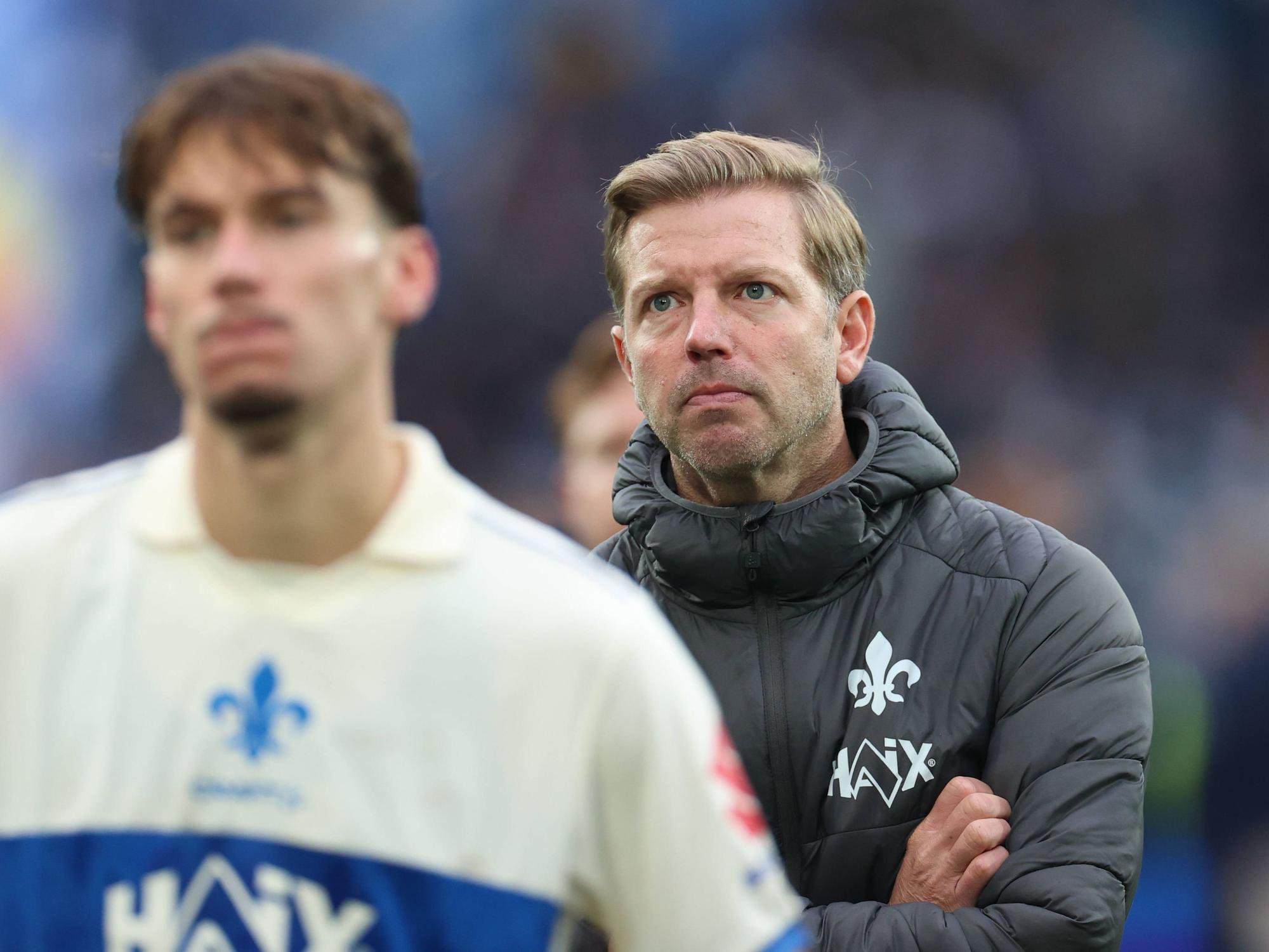 Florian Kohfeldt steht konsterniert auf dem Platz.