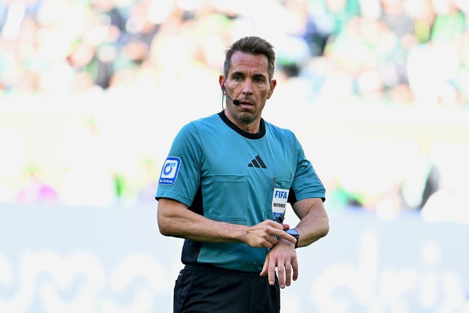 Tobias Stieler leitet das Top-Spiel zwischen den Bayern und Dortmund.