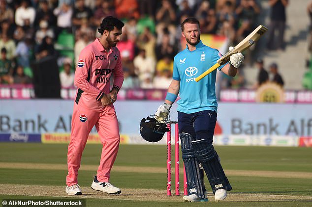 Pakistan were chasing only 242 after Ben Duckett's skillful century had given England at least something to defend