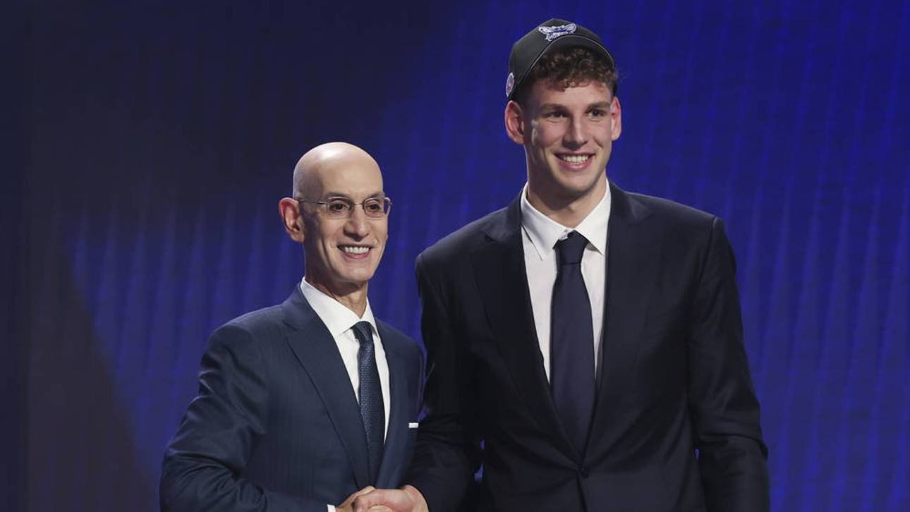 Hannes Steinbach (r., neben Commissioner Adam Silver) wurde an 14. Stelle von den Charlotte Hornets ausgewählt