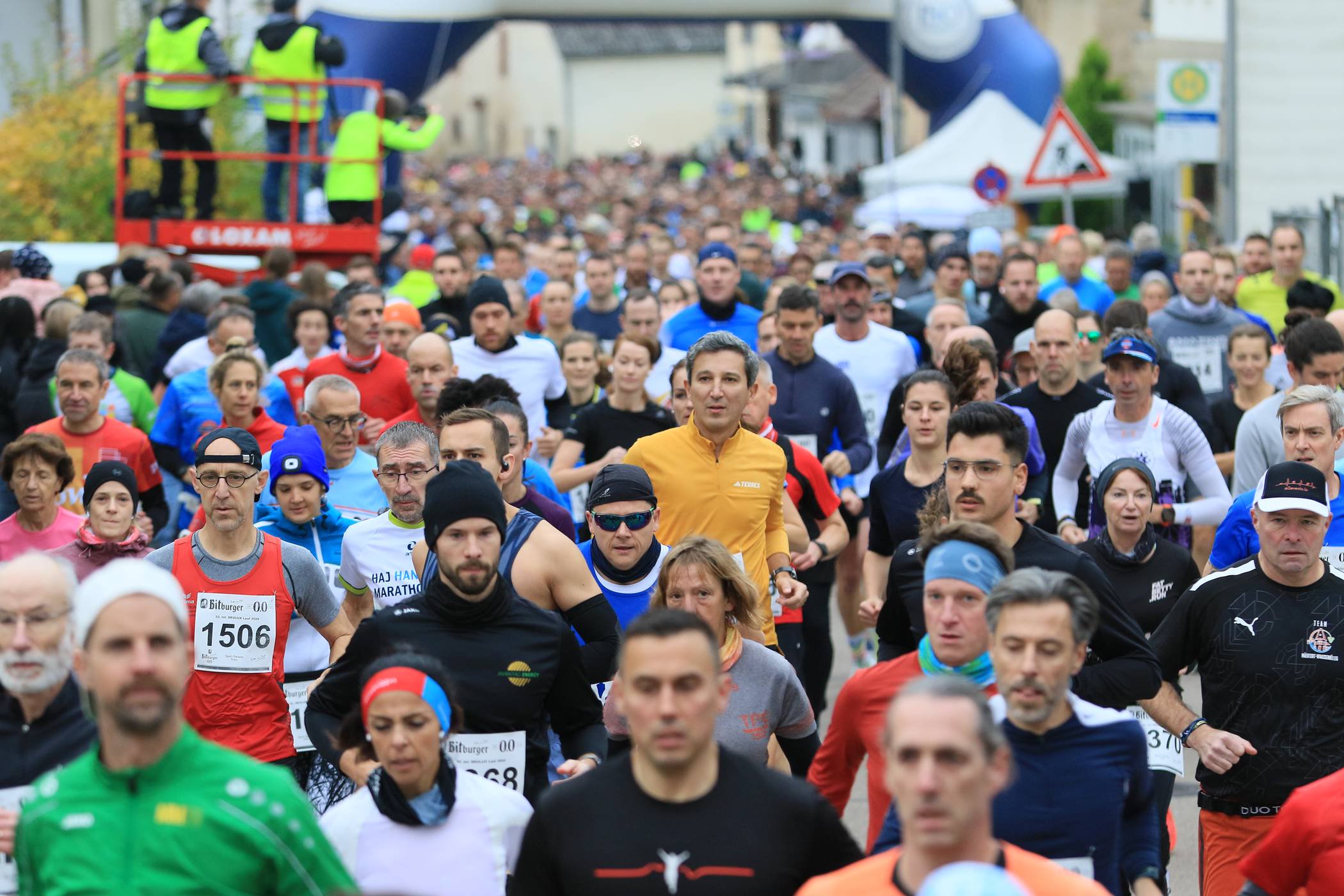 Immer wieder beeindruckend, wenn beim Deulux-Lauf der LG Langsur die Zehn-Kilometer-Läufer auf die jeweils zur Hälfte durch Deutschland und Luxemburg führende Strecke gehen.   