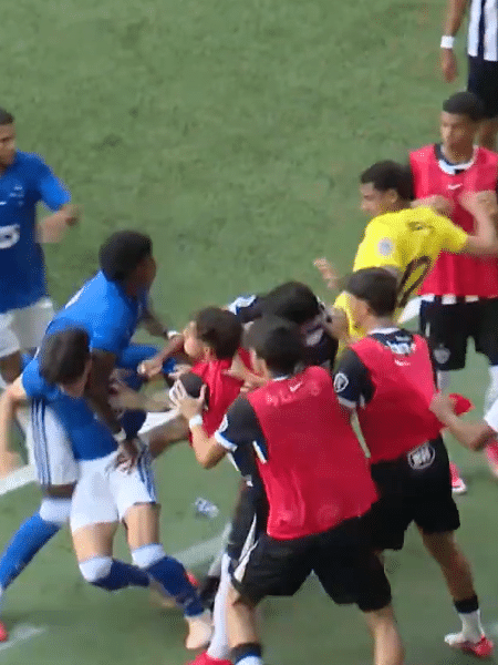 Jogadores de Cruzeiro e Atlético-MG em confusão durante final do Mineiro sub-20
