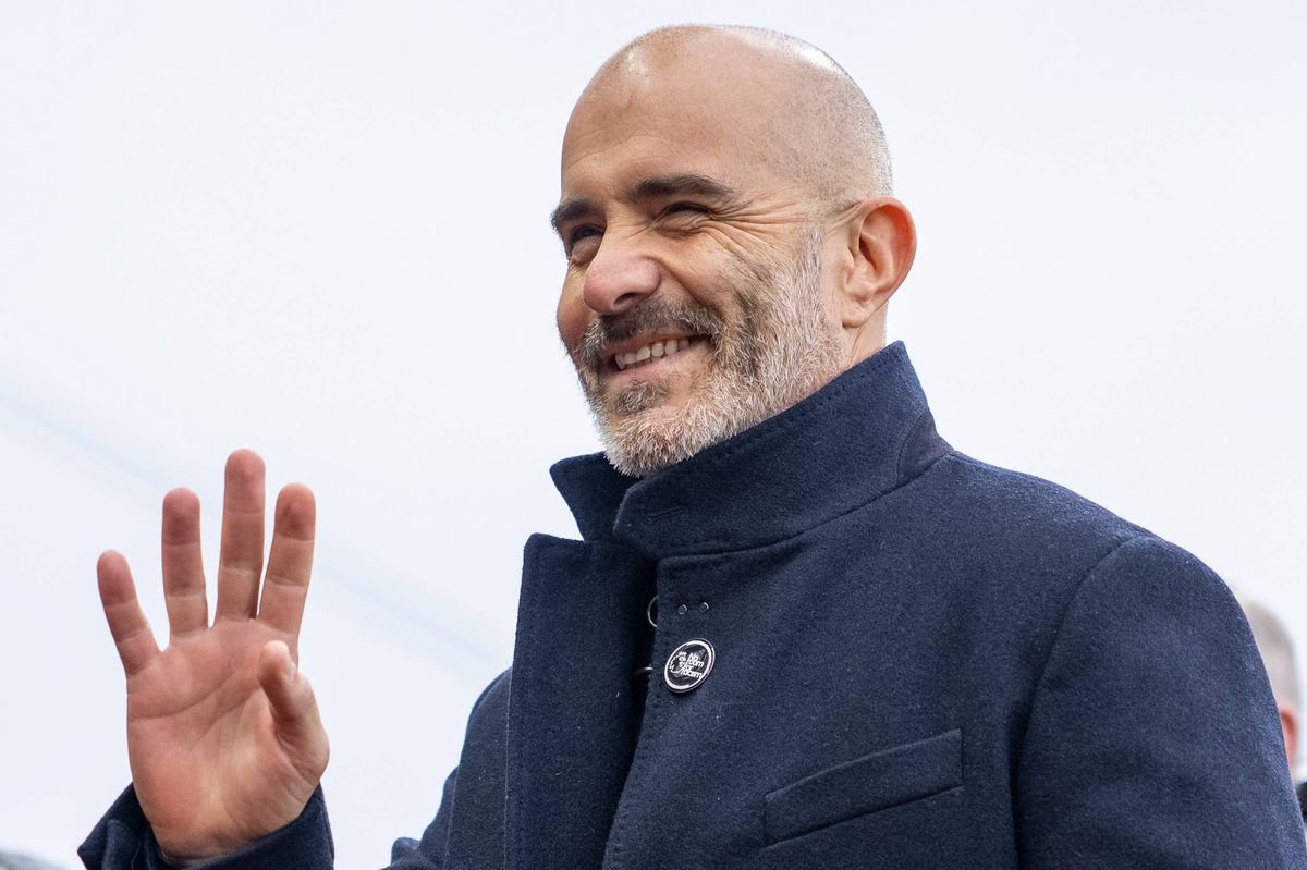  Enzo Maresca, Manchester City Manager, waves to fans as he arrives at the stadium prior to the Premier League 2026/27 match between Aston Villa FC and Manchester City at Villa Park on October 24, 2026 in Birmingham, United Kingdom.