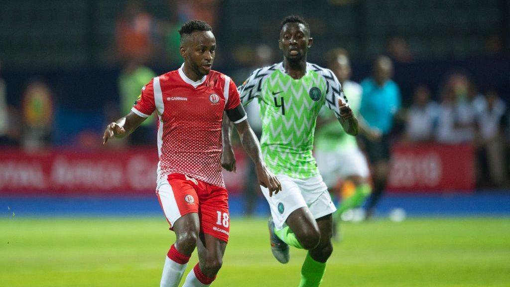 Burundi's Saido Berahino (left) is challenged by Nigeria's Wilfred Ndidi at the Africa Cup of Nations in Alexandria, Egypt (22 June 2019)