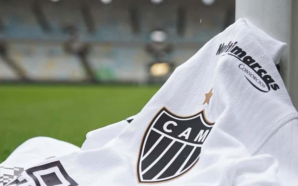 Camisa do Atlético Mineiro (Galo) no Maracanã, pendurada em uma grade próxima ao campo.