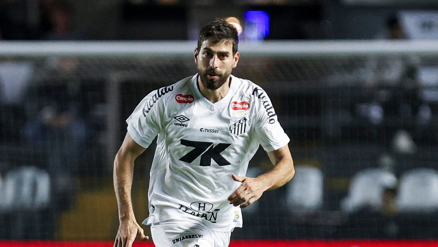 Luan Peres durante jogo - Foto: Ricardo Moreira/Getty Images.